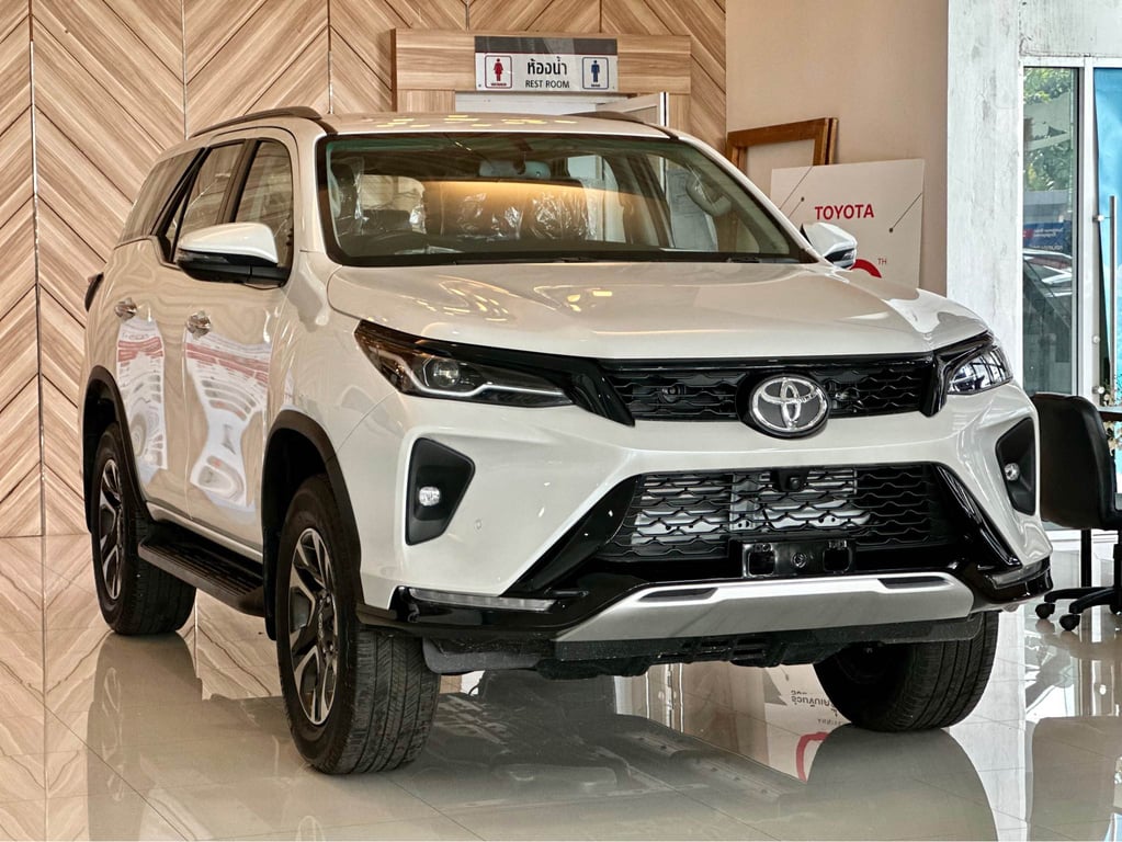 2025 Toyota Fortuner SUV Leader V 2.4 Diesel 4x4 6AT RHD