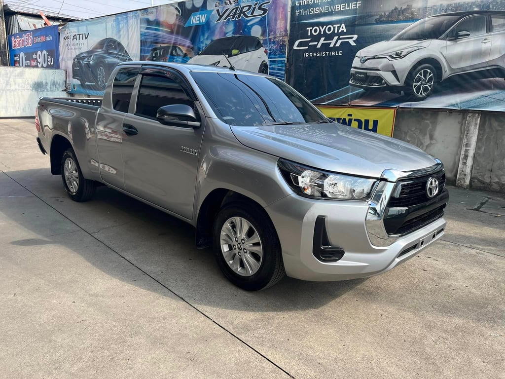 2025 Toyota Hilux Extra Cab Revo Z Edition Mid 2.4 Diesel 4x2 6MT RHD