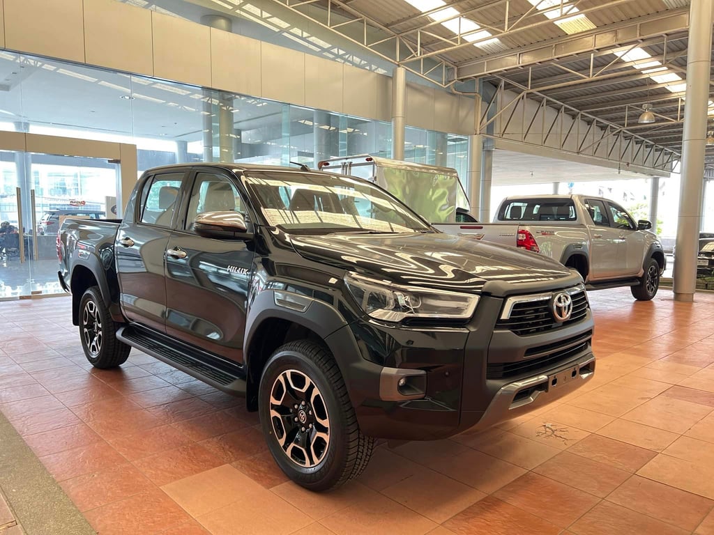 2025 Toyota Hilux Double Cab Revo Prerunner Mid 2.4 Diesel 4x2 6AT RHD