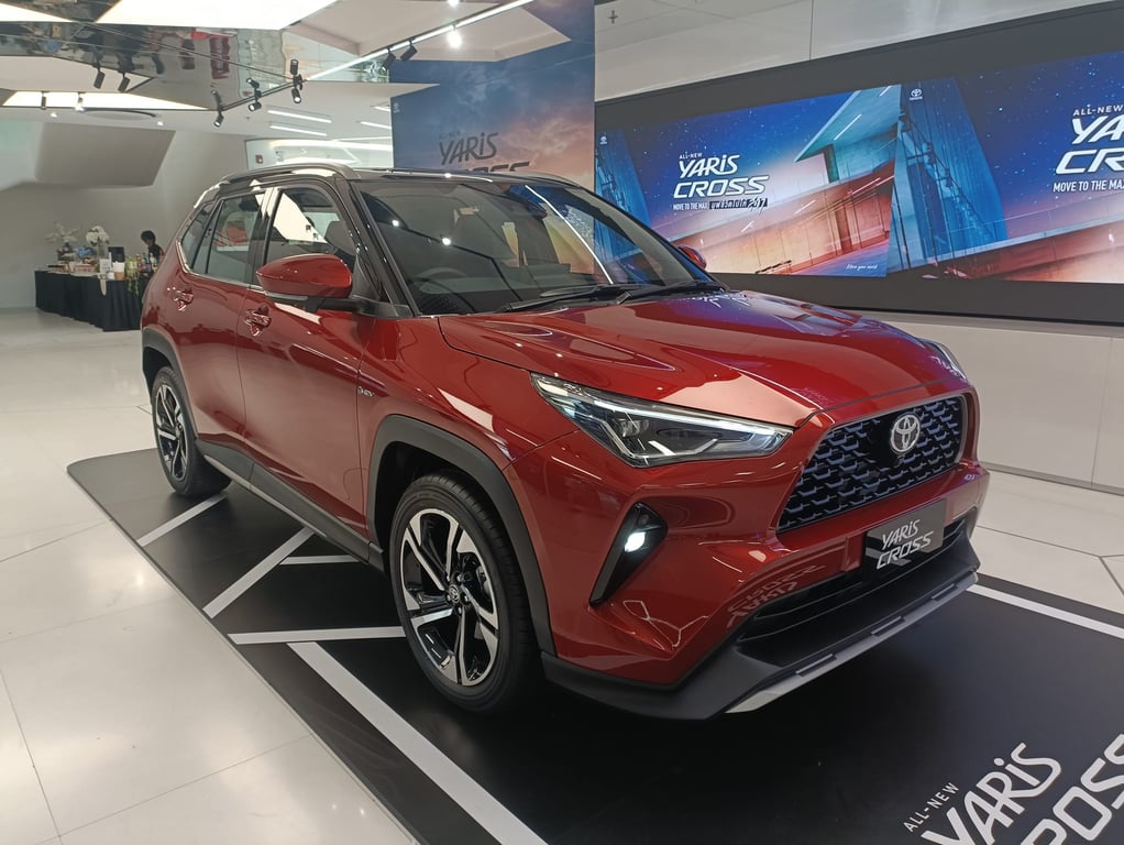 2025 Toyota Yaris SUV Cross HEV Premium Luxury 1.5L Petrol Hybrid 2WD E-CVT RHD