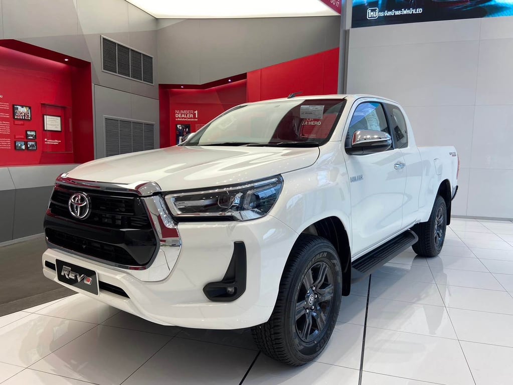 2025 Toyota Hilux Extra Cab Revo Prerunner Entry 2.4 Diesel 4x2 6MT RHD