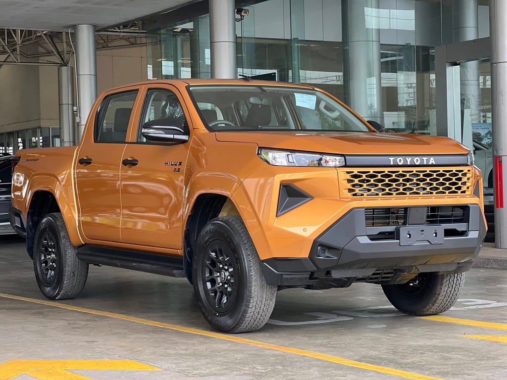 2025 Toyota Hilux Double Cab Travo Prerunner Smart 2.8L Diesel 2WD 6MT RHD