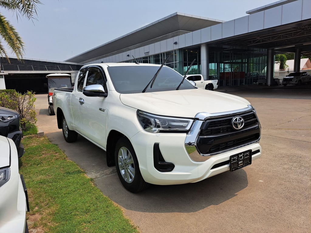 2025 Toyota Hilux Extra Cab Revo Z Edition Mid 2.4 Diesel 4x2 6AT RHD