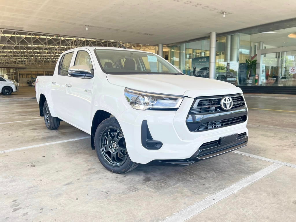 2025 Toyota Hilux Double Cab Revo Z Edition Mid 2.4 Diesel 4x2 6AT RHD
