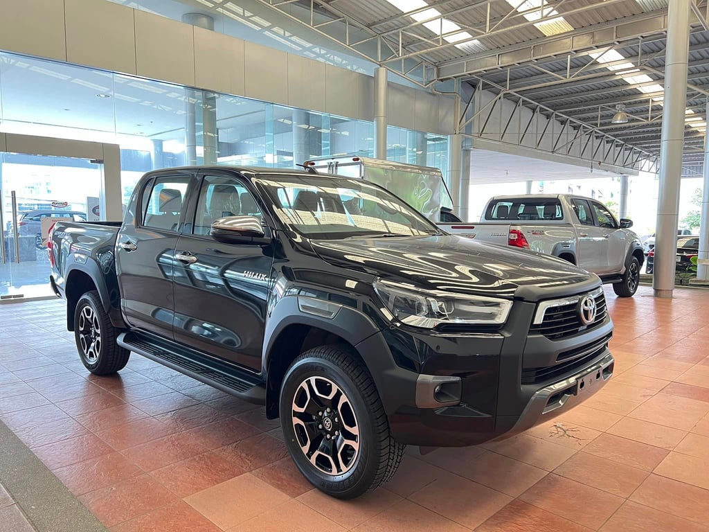 2025 Toyota Hilux Double Cab Revo Prerunner Mid 2.4 Diesel 4x2 6MT RHD