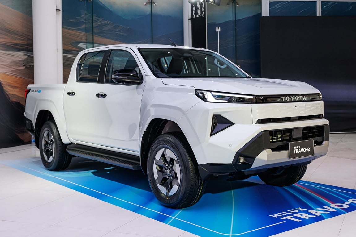 2025 Toyota Hilux Double Cab Travo-e 4TREX  EV 4x4 eAxle RHD