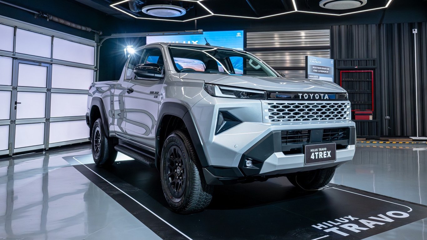 2025 Toyota Hilux Extra Cab Travo 4TREX Premium 2.8L Diesel 4x4 6AT RHD