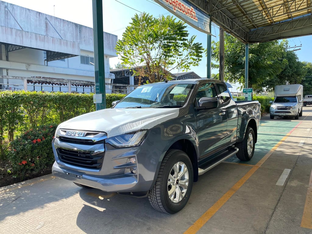 2025 Isuzu D-Max Extra Cab V-Cross Z 3.0L Diesel 4x4 6MT RHD