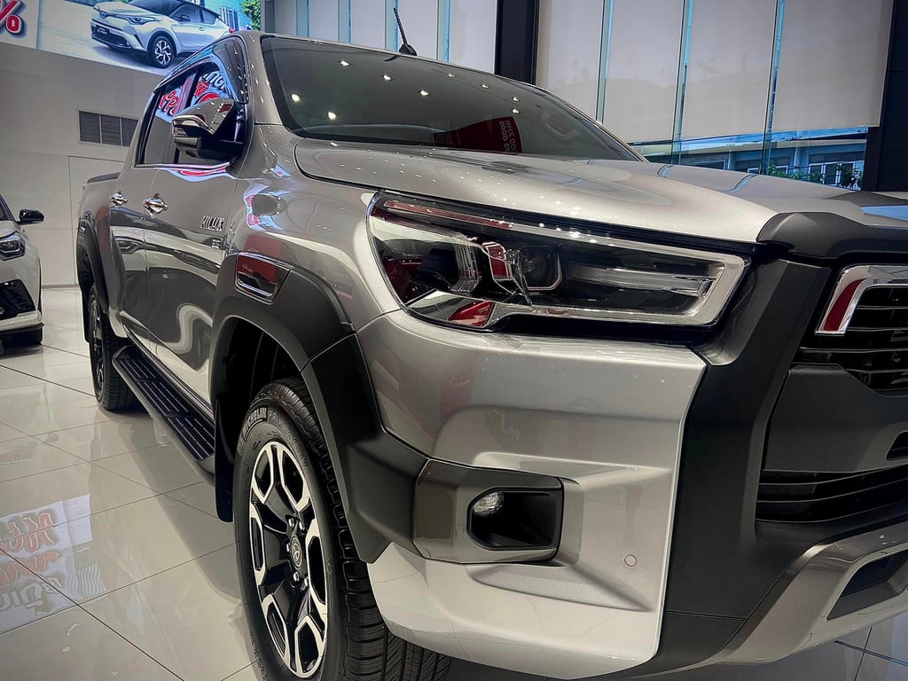 2025 Toyota Hilux Double Cab Revo High 2.8L Diesel 4x4 6AT RHD