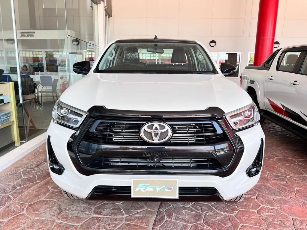2025 Toyota Hilux Extra Cab Revo High 2.8L Diesel 4x4 6MT RHD