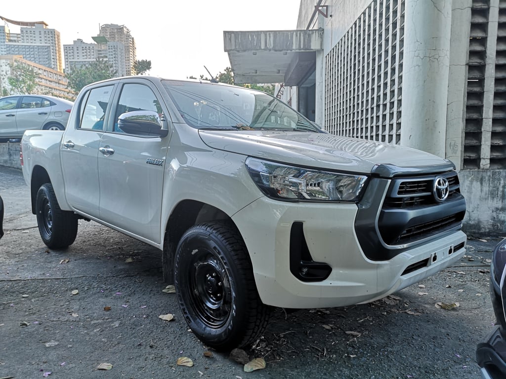 2025 Toyota Hilux Double Cab E 2.4L Diesel 4x2 6MT LHD
