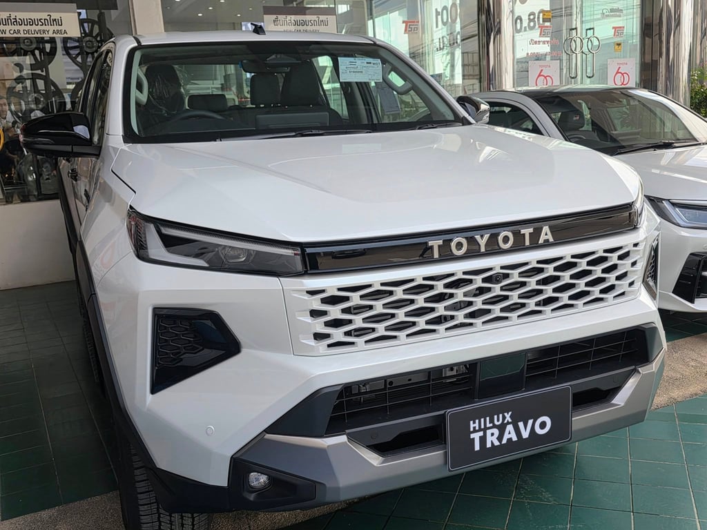 2025 Toyota Hilux Double Cab Travo 4TREX Overland 2.8L Diesel 4x4 6AT RHD