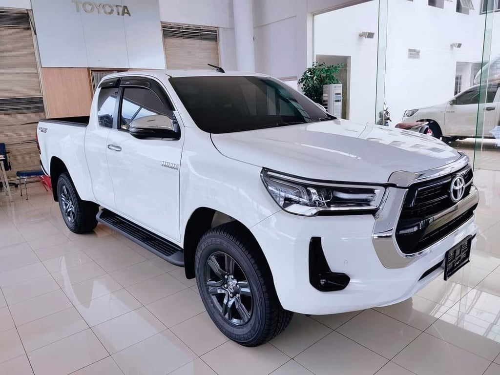 2025 Toyota Hilux Extra Cab Revo Prerunner Mid 2.4 Diesel 4x2 6MT RHD