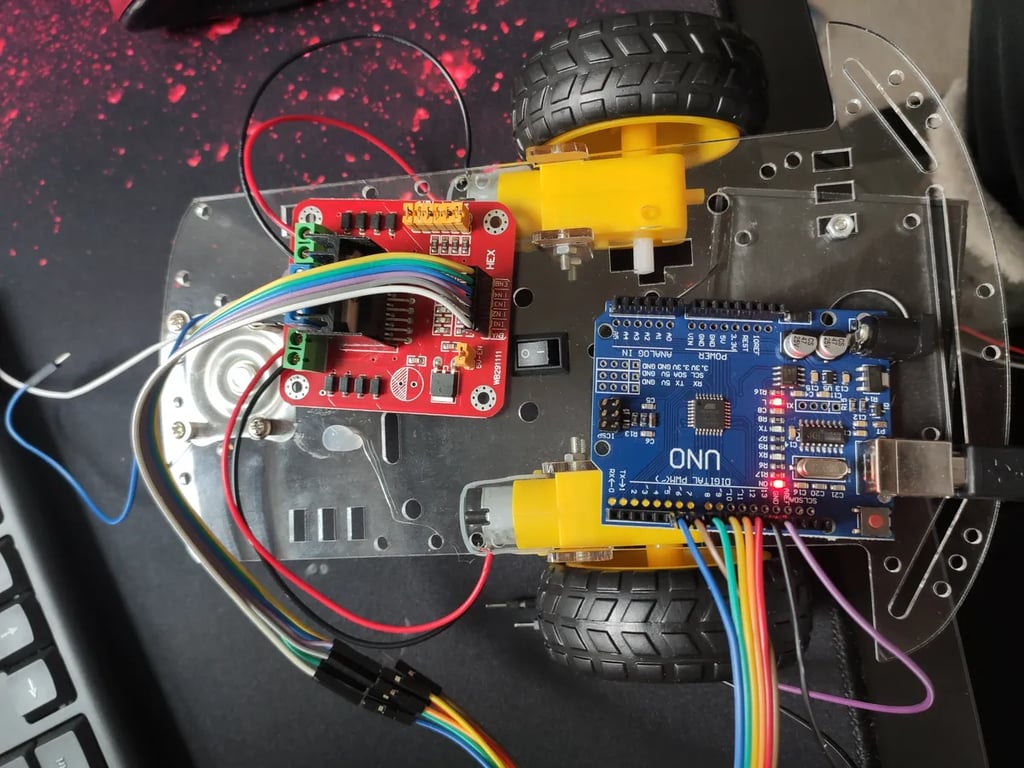 Buggy robot with Arduino UNO and motor driver wired up