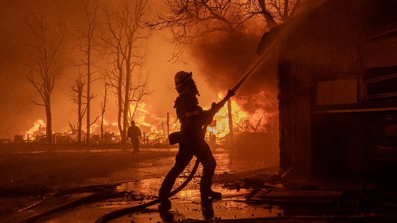California Wildfire Ravages Los Angeles as Parallels to Maui, Hawaii are Discussed — Videos