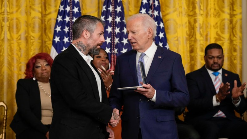 J6 Propagandist DC Officer Fanone Becomes Actual Insurrectionist — ‘Fully Expects’ Shootout With Feds