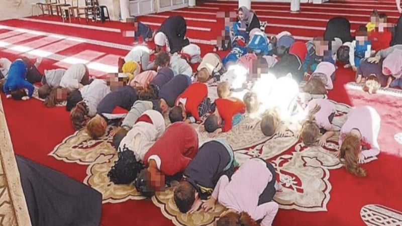 Italy: Children in Catholic Kindergarten Kneel And Pray to Allah, Sparking League Party Protest