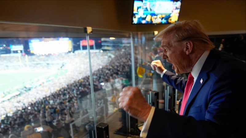 Crowd Chants “USA!” When Trump Shows Up To Pittsburgh Steelers Game