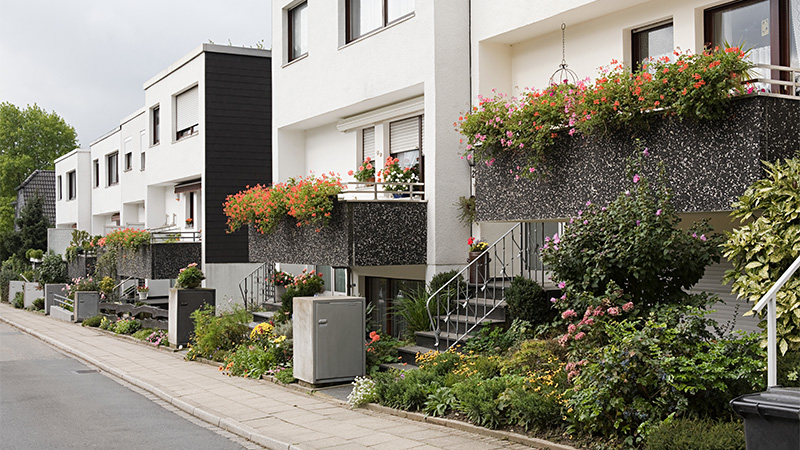 ‘One of Them Pooped Outside My Door!’ — Syrian Family Causes Misery for Hamburg Pensioners