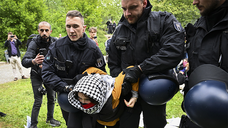 Berlin: Knife-Wielding Pro-Palestine Mob Attacks Jewish Children