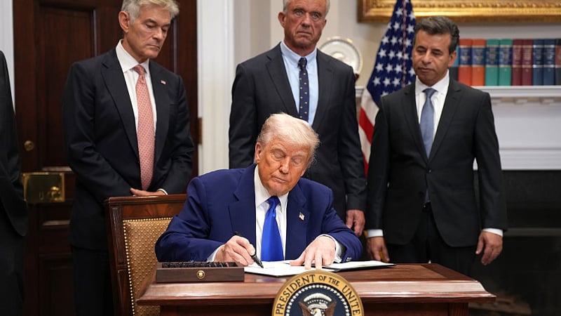 Trump Signs Executive Order Targeting Big Pharma, Cuts Drug Costs For Americans By Up to 80%