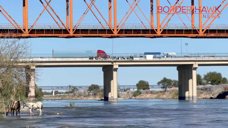 WATCH: Texas Soldiers Repel Illegals at Rio Grande – as Feds Walk Dozens More Across Bridge Above