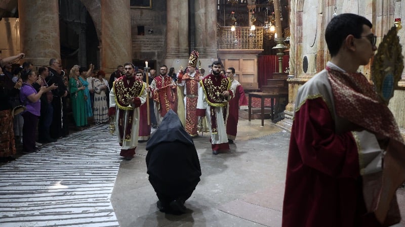 Israeli Soldiers Get Rough With Christian Worshippers on Easter