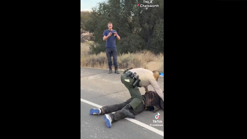 Wild Footage! California Residents Chase Down And Tackle Suspected Arsonist Until Police Arrive – ‘Wrong Neighborhood, Buddy!’