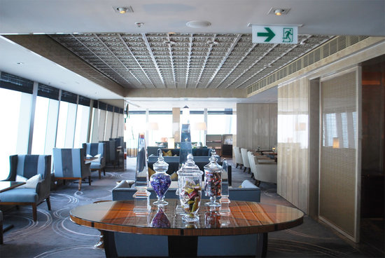Sweet-treats-at-the-Club-Lounge