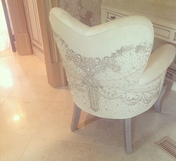 kim-zolciak-makeup-chair-3