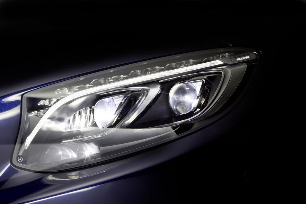 Mercedes-Benz MULTIBEAM LED ヘッドライト右 Mercedes-Benz new Multibeam LED headlight packs in a whopping 84