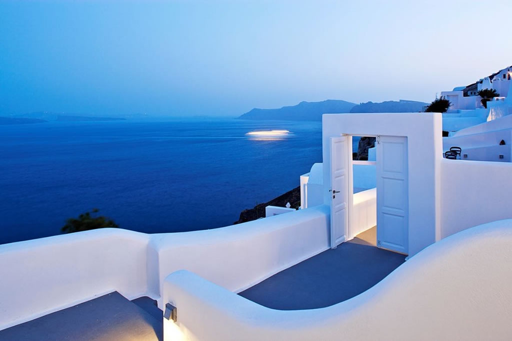 We pick the 5 best luxury hotels in Santorini - Luxurylaunches