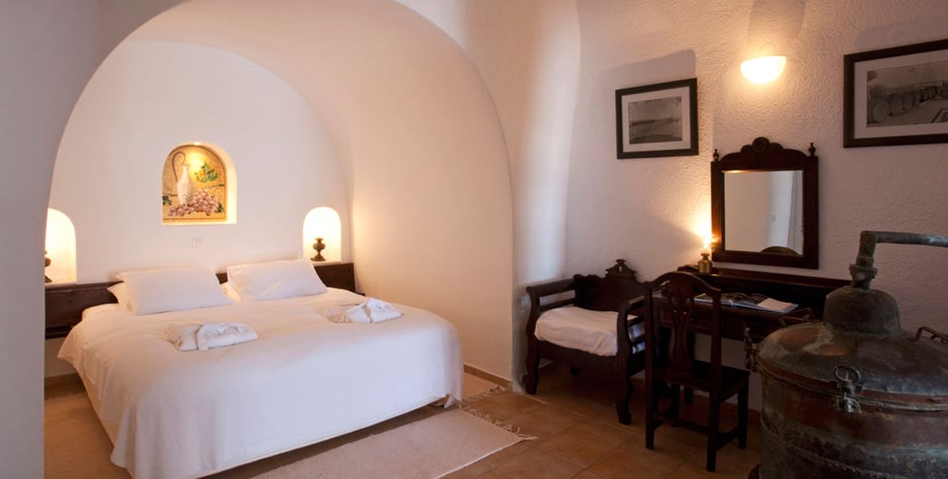 We pick the 5 best luxury hotels in Santorini - Luxurylaunches