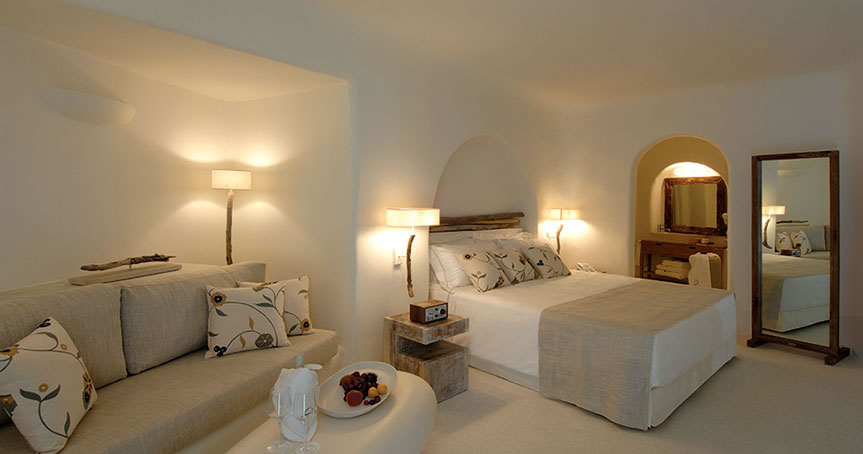 We pick the 5 best luxury hotels in Santorini - Luxurylaunches