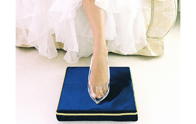 Cinderella-story-with-replica-Japanese-glass-shoes-3
