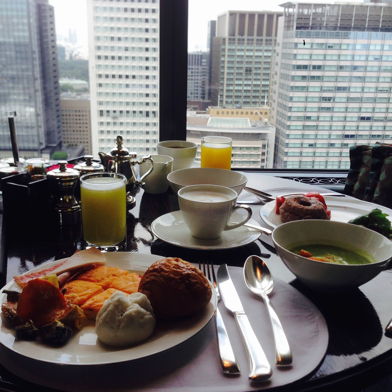 Breakfasting on Level 28, at the Italian restaurant Piacere