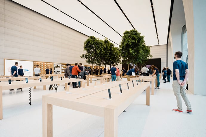 jony-ive-apple-store-3