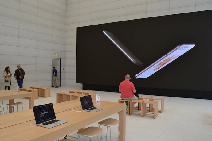 jony-ive-apple-store-5