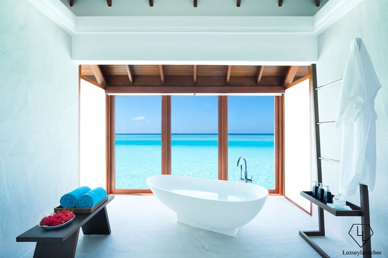 Anantara_Dhigu_Resort_Over_Water_Suite_Bathtub