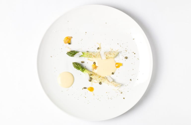 Asperges vertes fleurées de câpres et noix de coco rôtie, sabayon monté surt un jus d'orange maltaise