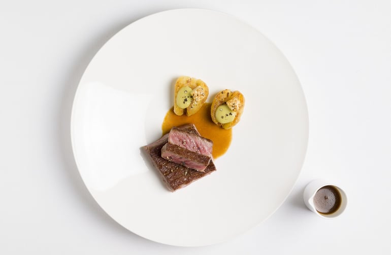 Boeuf Wagyu Gunma grade 4 ferré au sautoir, pommes de mer de Noirmoutier tapées au lait frit, condiments iodés