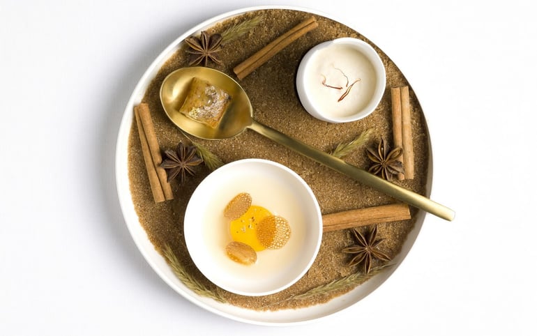 Lait mousseux aux noissettes rafraîchi à l'orange safrannée Aloe vera à la datte vanillée et yuzu, Mangue confite sur le foin, gel de flouve