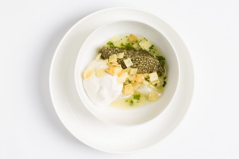 Mousse de moelle et caviar osciètre, jus de livèche, salsifis fumés et pétales de pommes croustillants