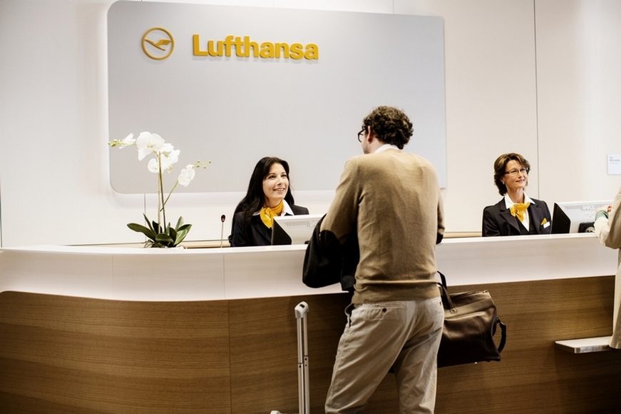 Mann am Empfangscounter // Man at the reception desk