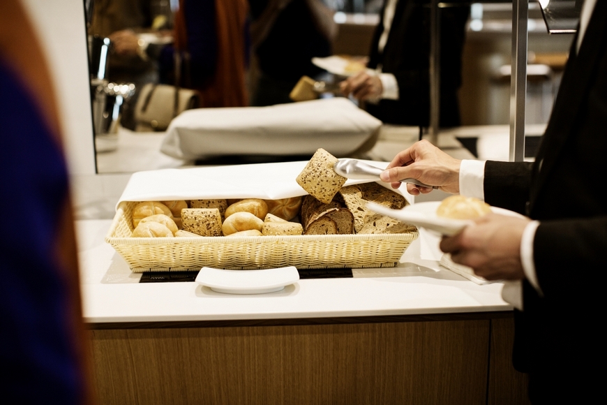 Passagiere im Bistrobereich // Passengers at the bistro area