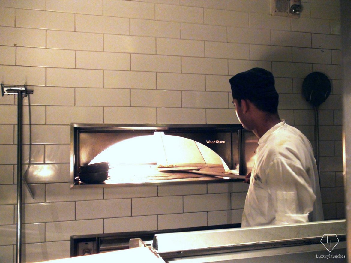 Tackling the heat of the pizza stone oven to create a crunchy vegetarian pizzetta