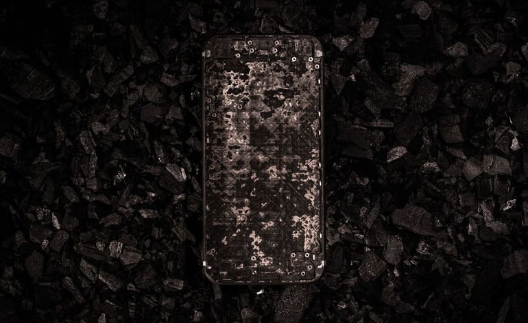 worlds-first-full-carbon-iphone-1