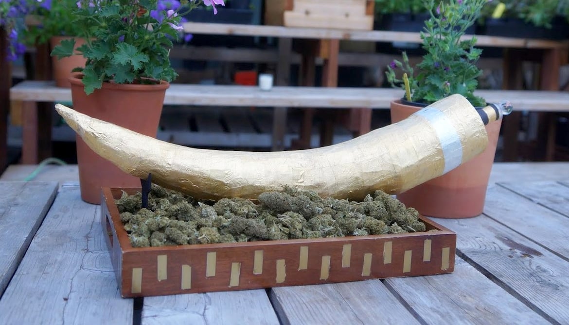What's in the world's largest and most expensive joint? A full pound of weed  and $5000 worth of gold - Luxurylaunches