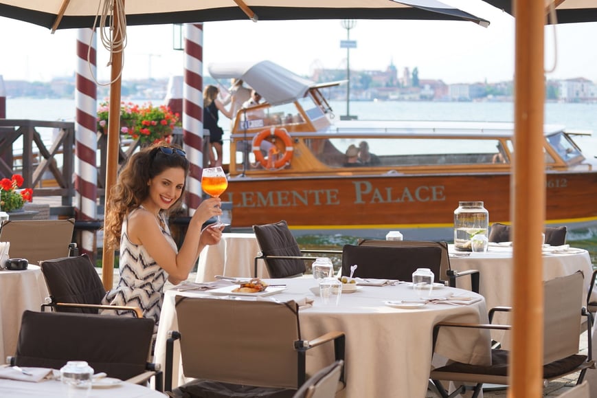 Kempinski Venice_Acquerello Terrace - coktail with boat_2017