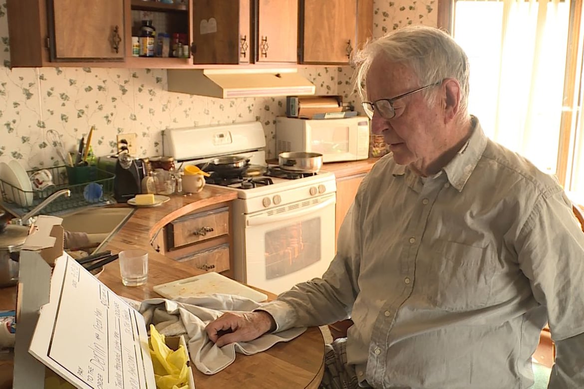 Video - A struggling 89 year-old Papa John's pizza delivery driver gets ...